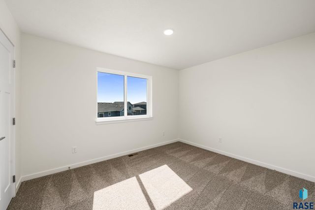 6304 S Dublin Ave Avenue, Sioux Falls, SD 57106
