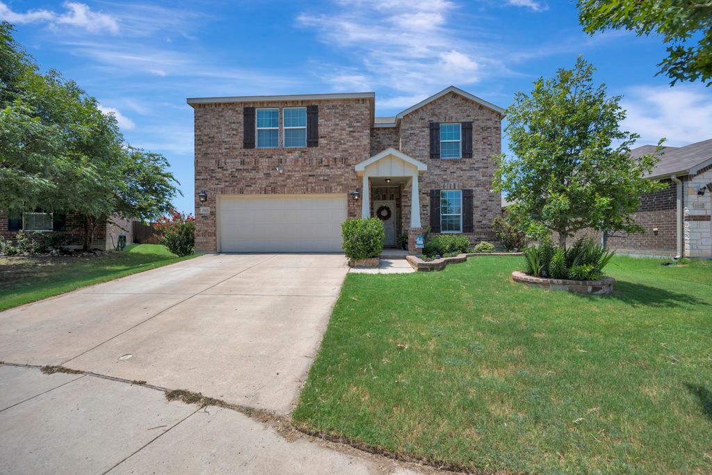 8105 Kurgan Trail, Fort Worth, TX 76131