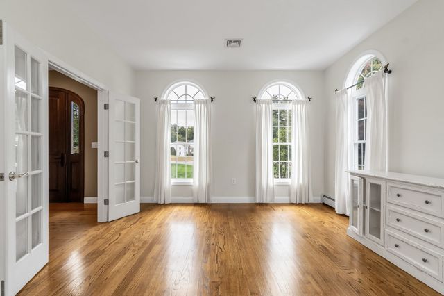 31 Burbank Road, Londonderry, NH 03053