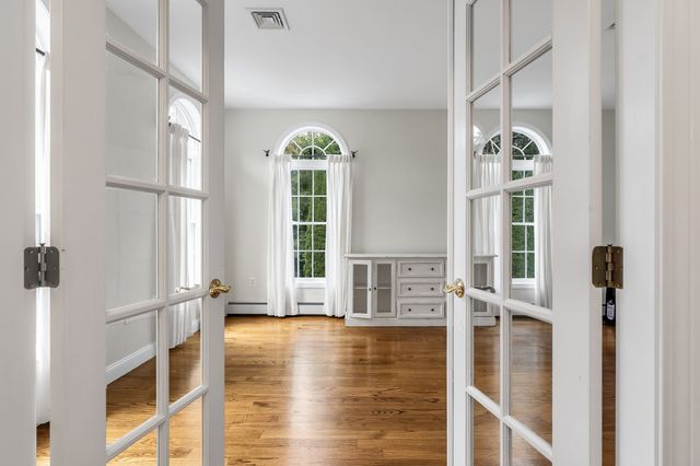 31 Burbank Road, Londonderry, NH 03053