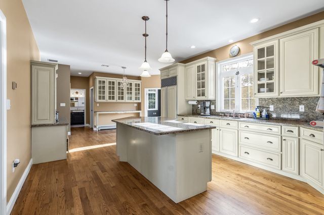 31 Burbank Road, Londonderry, NH 03053