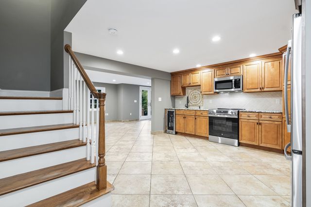 31 Burbank Road, Londonderry, NH 03053