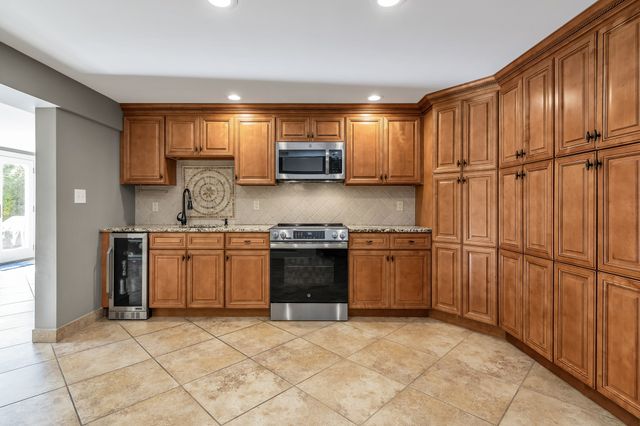 31 Burbank Road, Londonderry, NH 03053