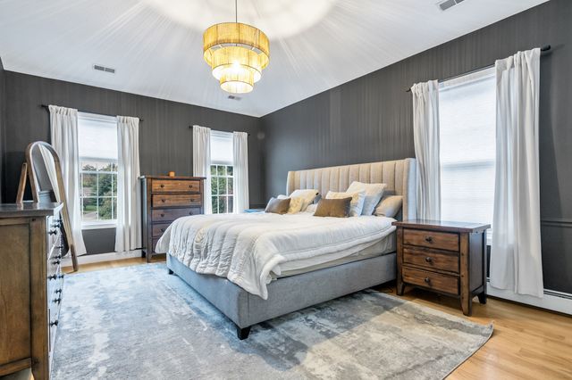 31 Burbank Road, Londonderry, NH 03053