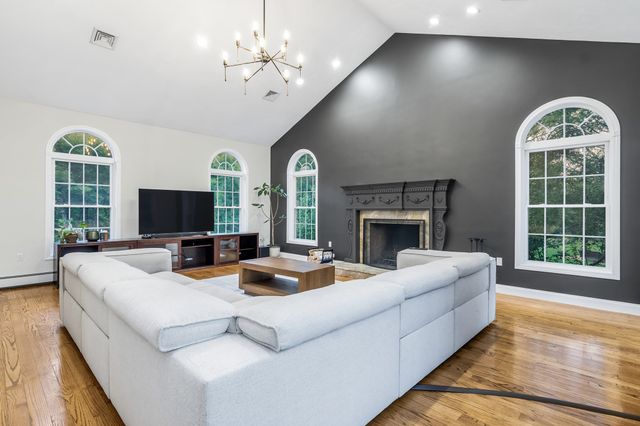 31 Burbank Road, Londonderry, NH 03053