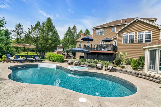 31 Burbank Road, Londonderry, NH 03053