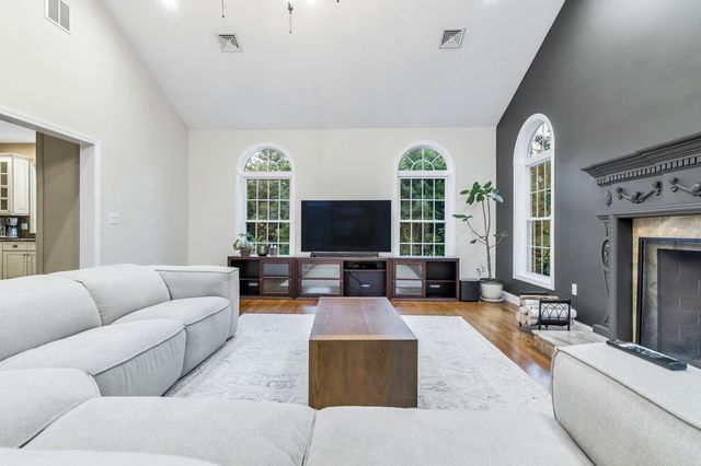 31 Burbank Road, Londonderry, NH 03053