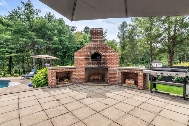 31 Burbank Road, Londonderry, NH 03053