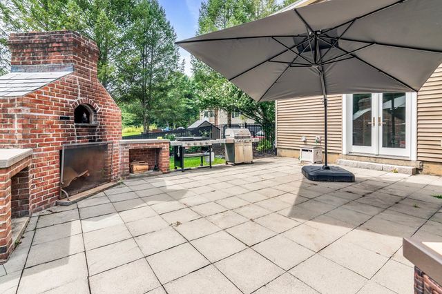 31 Burbank Road, Londonderry, NH 03053