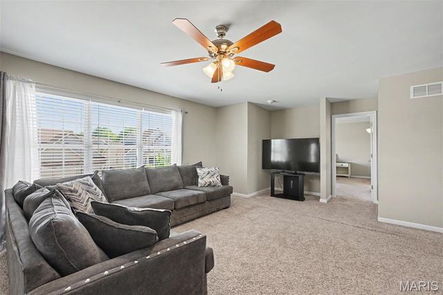 1211 Cashmere Lane, St Peters, MO 63376