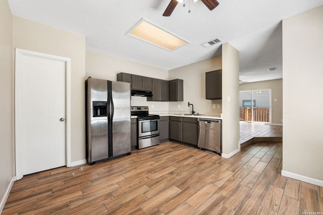 816 Meadow Stone, Converse, TX 78109