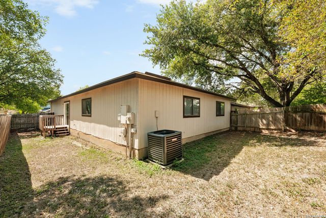 816 Meadow Stone, Converse, TX 78109