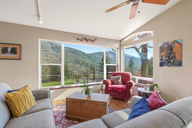 160 Wallace Lane, Grants Pass, OR 97527