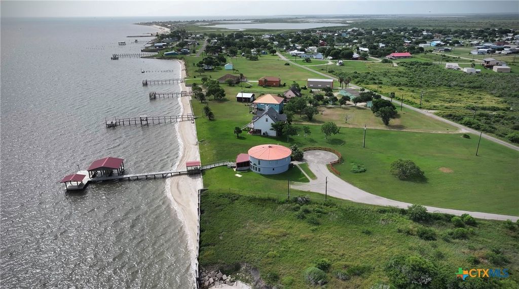 430 N Blackburn Avenue, Port Lavaca, TX 77979