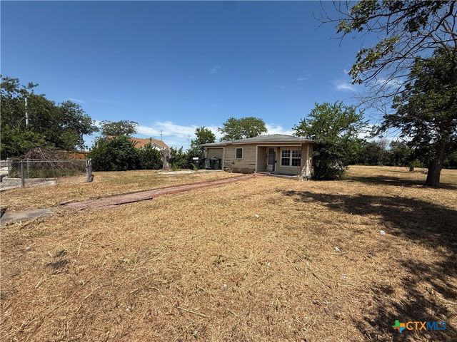 418 W Seideman Street, Seguin, TX 78155