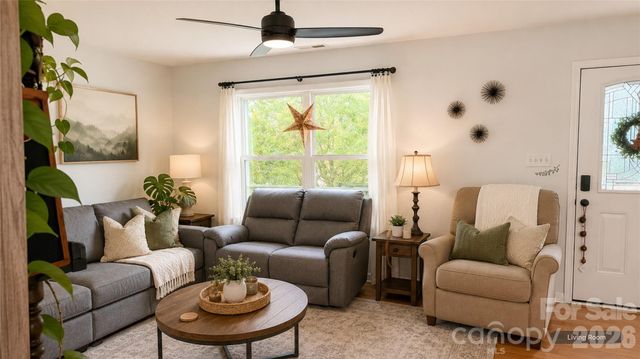 18 Old West Chapel Road, Asheville, NC 28803