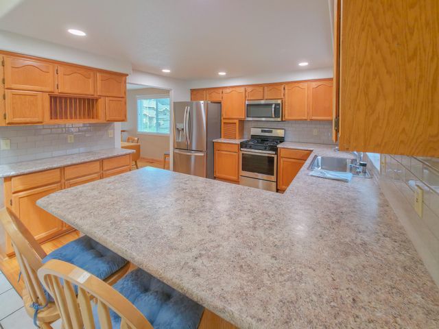 909 NW Regent Drive, Grants Pass, OR 97526