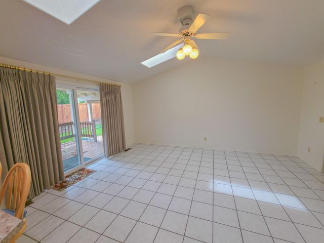 909 NW Regent Drive, Grants Pass, OR 97526