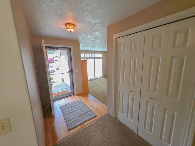 909 NW Regent Drive, Grants Pass, OR 97526