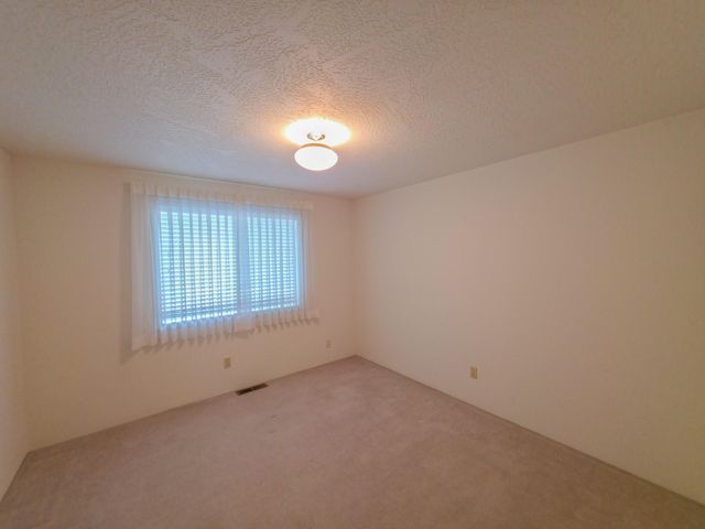 909 NW Regent Drive, Grants Pass, OR 97526