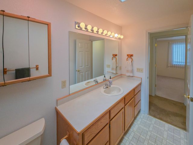 909 NW Regent Drive, Grants Pass, OR 97526