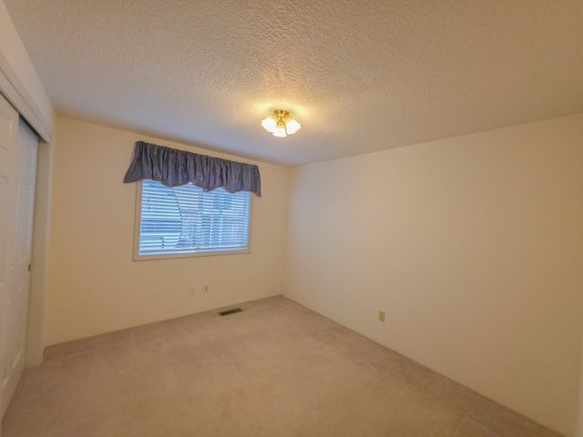 909 NW Regent Drive, Grants Pass, OR 97526