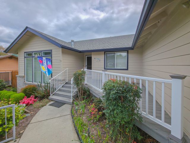 909 NW Regent Drive, Grants Pass, OR 97526