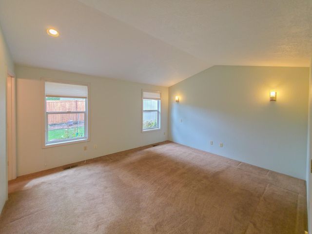 909 NW Regent Drive, Grants Pass, OR 97526