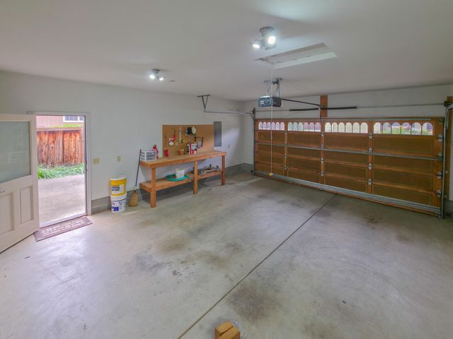 909 NW Regent Drive, Grants Pass, OR 97526