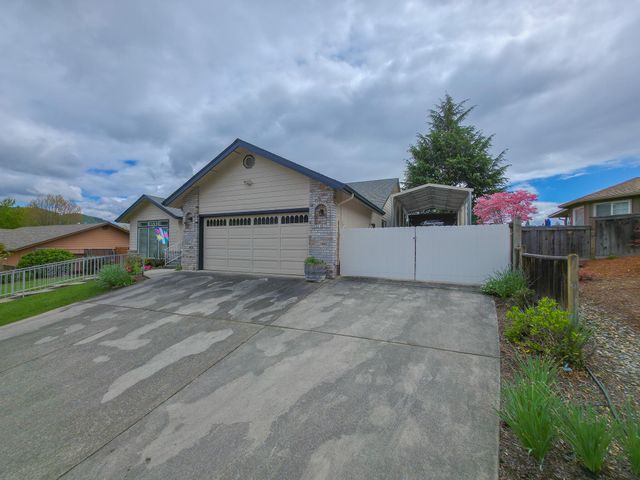 909 NW Regent Drive, Grants Pass, OR 97526