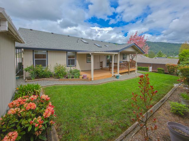 909 NW Regent Drive, Grants Pass, OR 97526