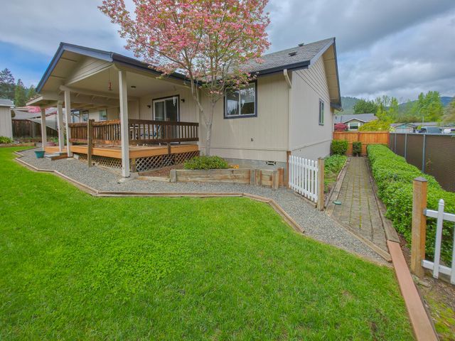 909 NW Regent Drive, Grants Pass, OR 97526