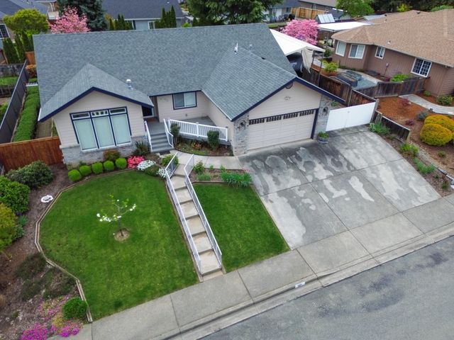 909 NW Regent Drive, Grants Pass, OR 97526