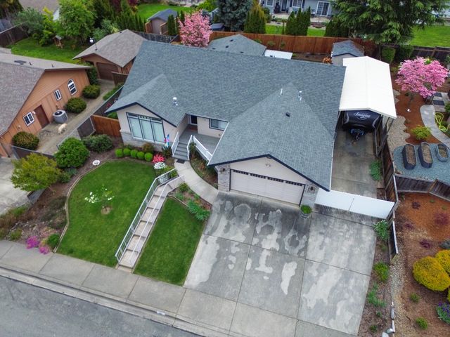 909 NW Regent Drive, Grants Pass, OR 97526