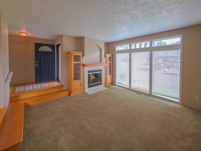 909 NW Regent Drive, Grants Pass, OR 97526