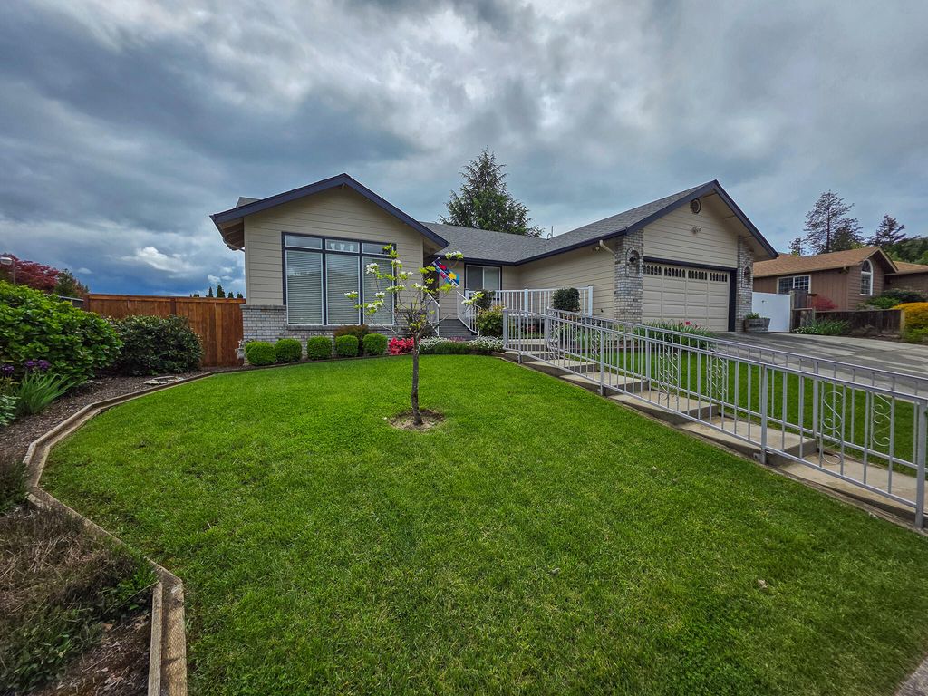 909 NW Regent Drive, Grants Pass, OR 97526