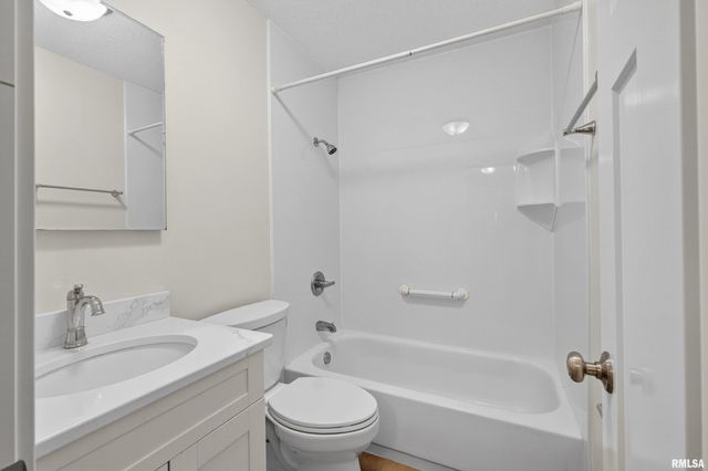 3106 MAPLECREST Road, Bettendorf, IA 52722