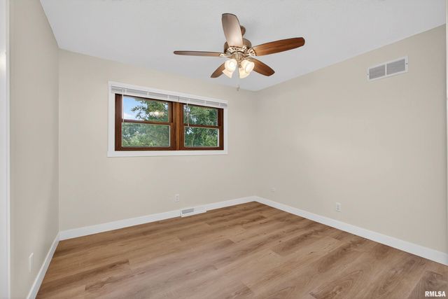 3106 MAPLECREST Road, Bettendorf, IA 52722