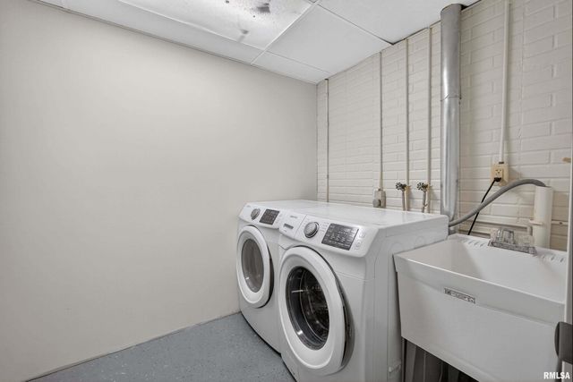 3106 MAPLECREST Road, Bettendorf, IA 52722