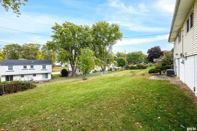 3106 MAPLECREST Road, Bettendorf, IA 52722