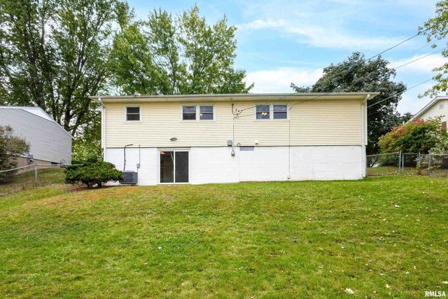 3106 MAPLECREST Road, Bettendorf, IA 52722