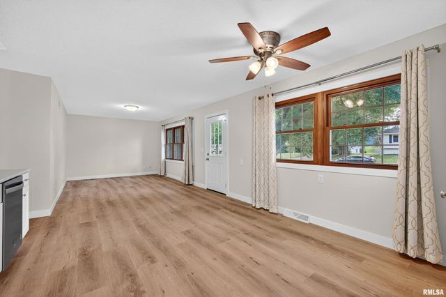 3106 MAPLECREST Road, Bettendorf, IA 52722