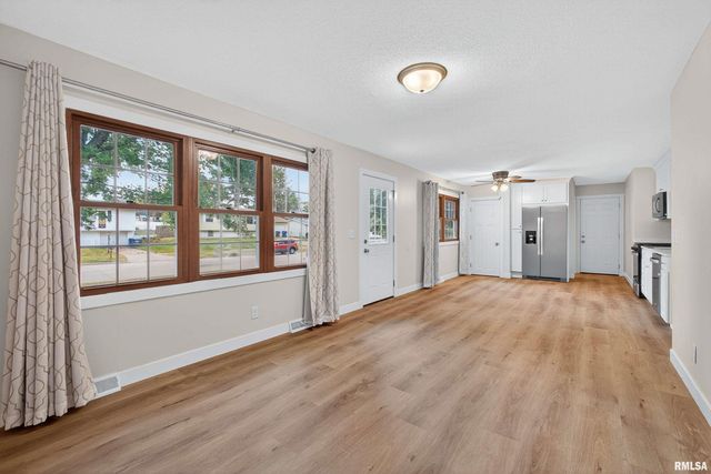 3106 MAPLECREST Road, Bettendorf, IA 52722