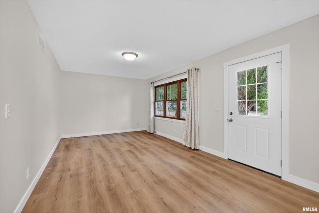 3106 MAPLECREST Road, Bettendorf, IA 52722