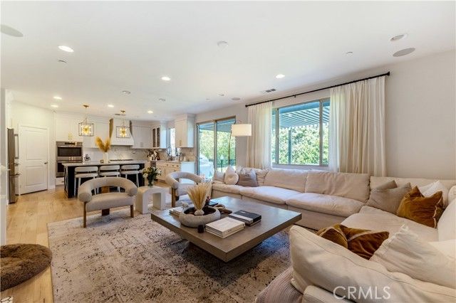 17065 Cantlay, Los Angeles, CA 91406