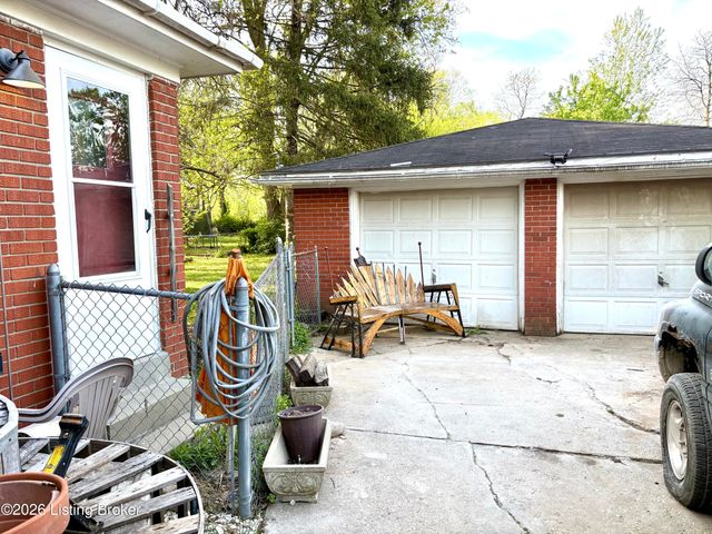 2320 Donna Rd, Louisville, KY 40216