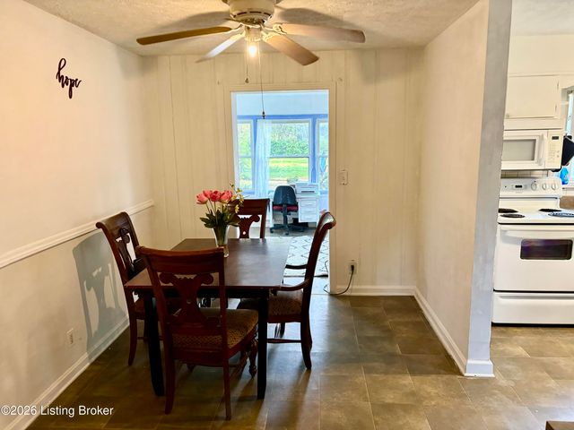 2320 Donna Rd, Louisville, KY 40216
