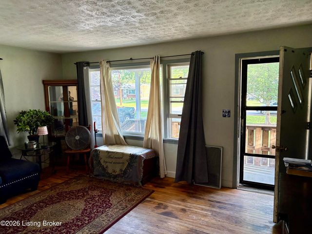2320 Donna Rd, Louisville, KY 40216