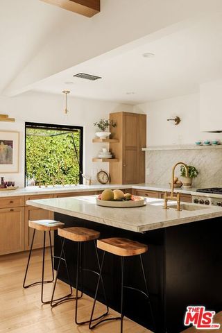 11476 La Maida Street, Los Angeles, CA 91601