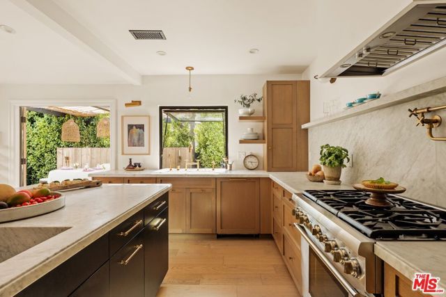 11476 La Maida Street, Los Angeles, CA 91601